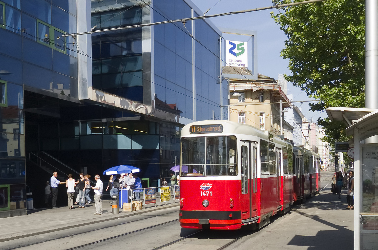 Straßenbahnhaltestelle vor Zentrum Simmering